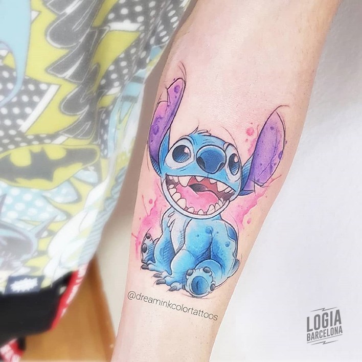 Stitch Ohana tattoo com orelhas grandes no braço