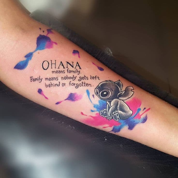 Tatuaggio Stitch Ohana con iscrizione di famiglia. Famiglia significa che nessuno viene lasciato indietro o dimenticato. Famiglia significa che nessuno viene lasciato indietro o dimenticato.