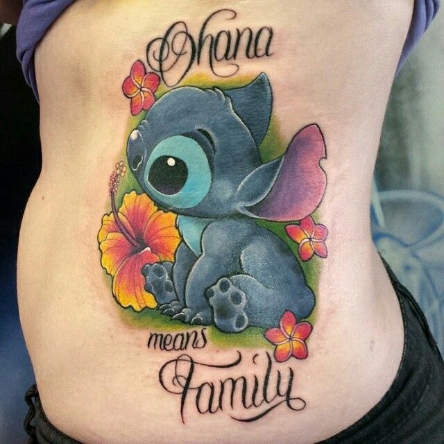 Tatuaje Stitch Ohana con inscripcion means family