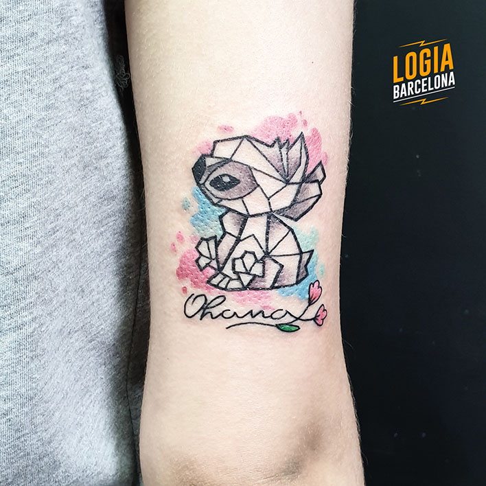 Stitch tatuaggio Ohana in geometrico
