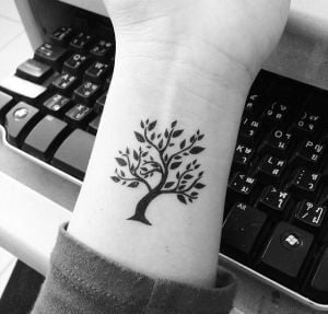 Tatouage arbre de vie noir et blanc sur le poignet
