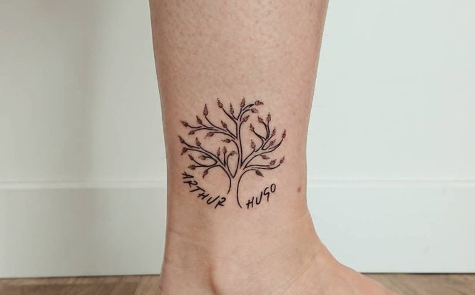 Baum des Lebens Tattoo Kalb mit der Aufschrift Arthur Hugo