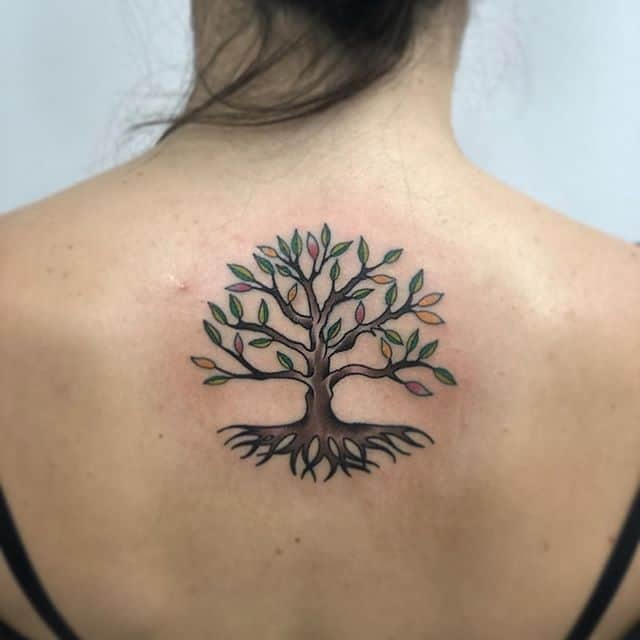 Tatuaggio circolare dell'albero della vita sul retro