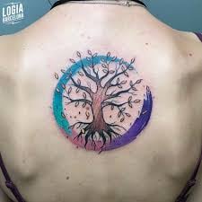 Tatuaggio dell'albero della vita con cerchio azzurro e viola