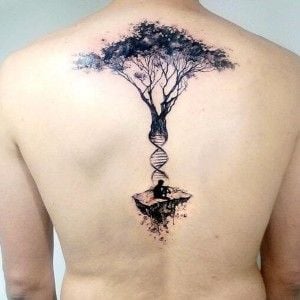 Tatouage arbre de vie avec figure ADN et homme dans le dos