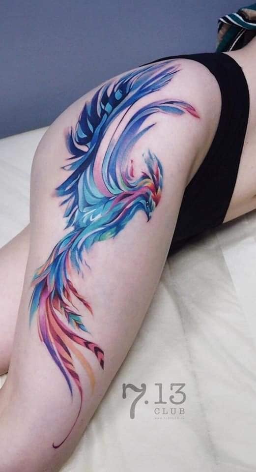 tatuagem de ave fênix na coxa