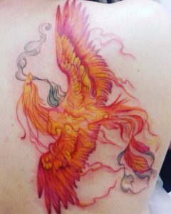 Tatuaje de Ave Fenix ave de fuego en naranja