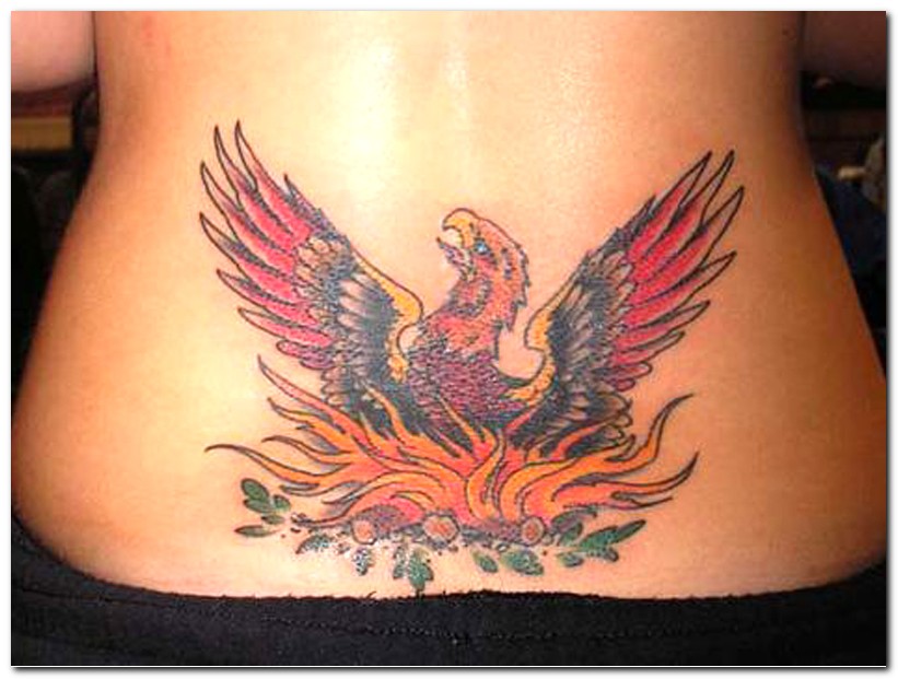 tatuagem de ave fênix na parte inferior das costas