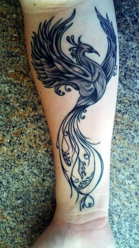 tatuagem de ave fênix em preto