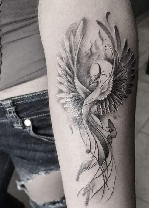 tatuagem de pássaro fênix negra no braço