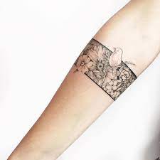 Armband oder Armband-Tattoo. Breites Armband mit Vogel und Vegetation mit Blumen