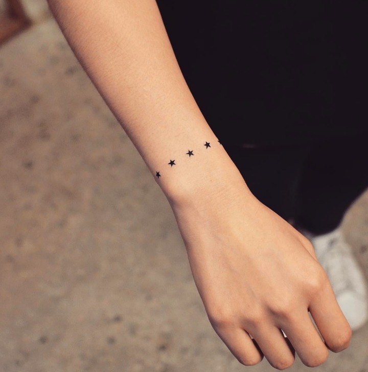 Pulseira de estrela ou tatuagem de pulseira em todo o pulso