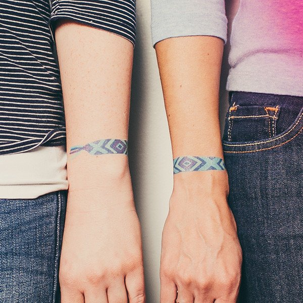 Bracciale o tatuaggio di bracciale simile a un braccialetto di stoffa in coppia