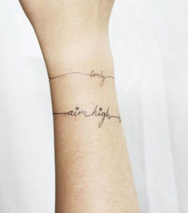 Bracciale o tatuaggio con la scritta Aim High