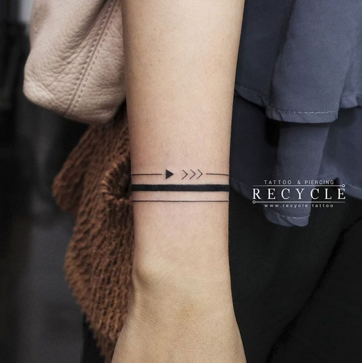 Tatuaje de Brazalete o Pulsera dosm lineas finas y una tamano medio con flechas