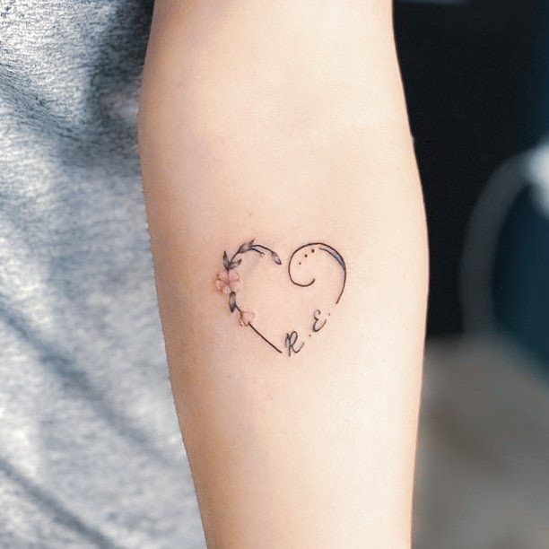 Tatuaje de Corazon delicado con iniciales R E