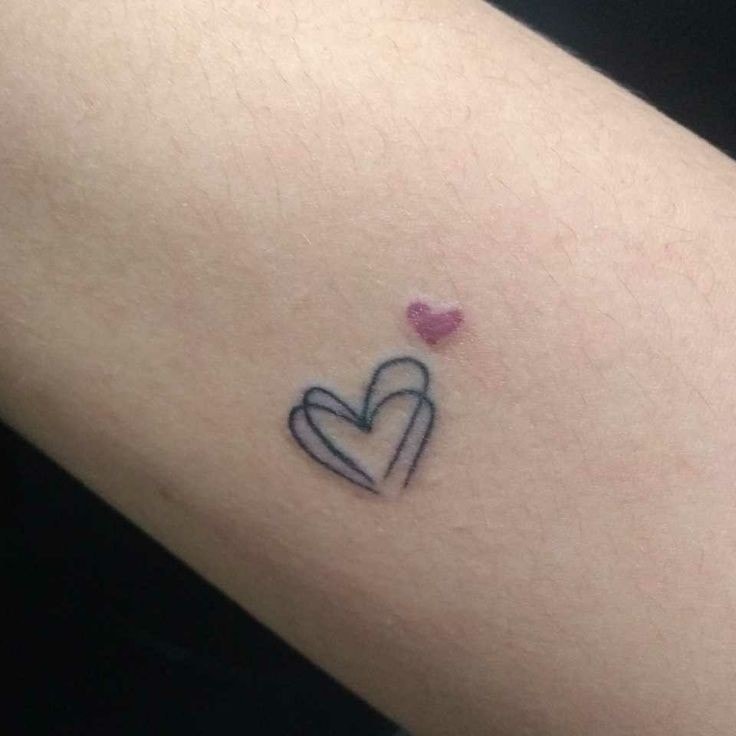 Coração duplo e pequena tatuagem de coração vermelho