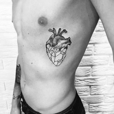 Tatouage coeur sur la poitrine de l'homme