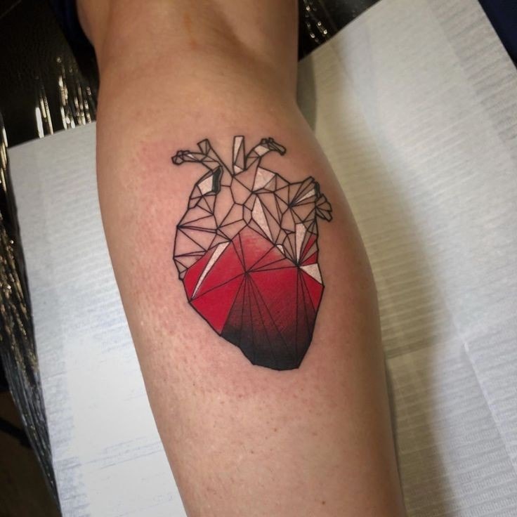 Tatuagem de coração geométrico vermelho e branco