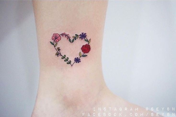 Piccolo tatuaggio a cuore con rami e rose 34