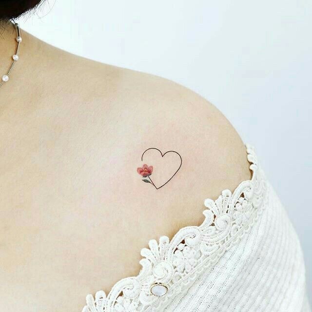 Tatuagem de coração pequeno no ombro com rosa