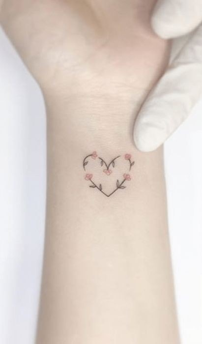 Piccolo tatuaggio a cuore sul polso