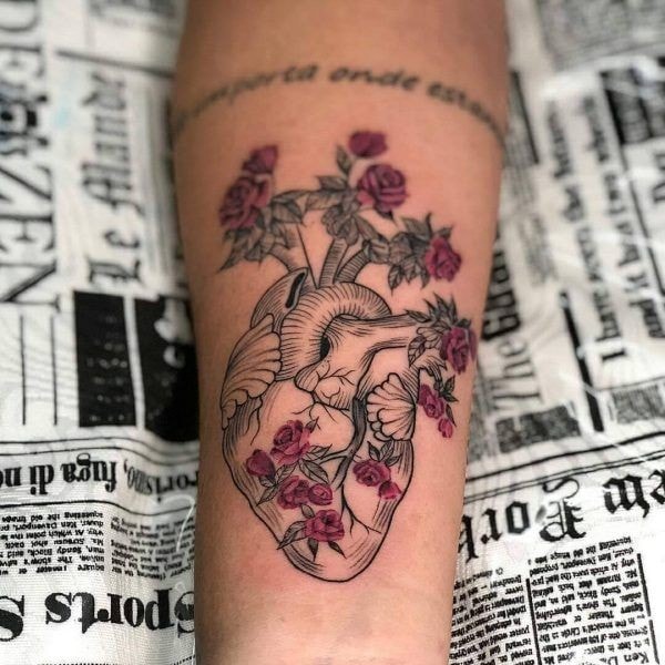 Tatuaggio realistico a forma di cuore con rose sull'avambraccio 31