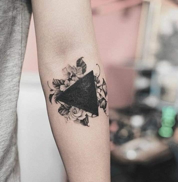 Flor de lótus tatuagem no antebraço e triângulo
