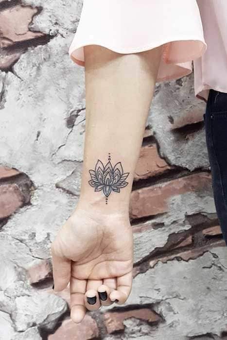 Fiore di loto tatuaggio sul polso 2