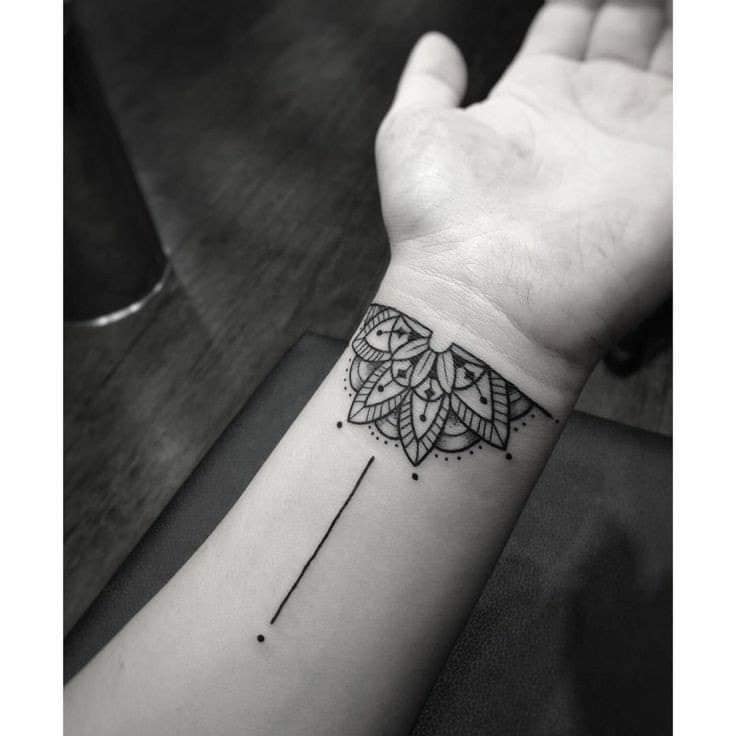 tatuagem de flor de lótus no pulso 4