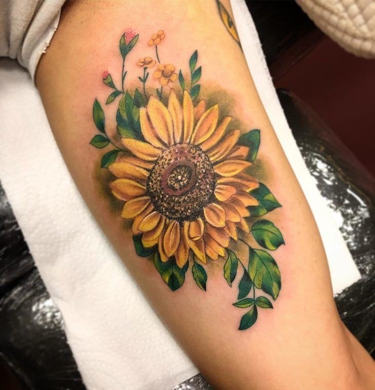 tatuagem de girassol com folhas