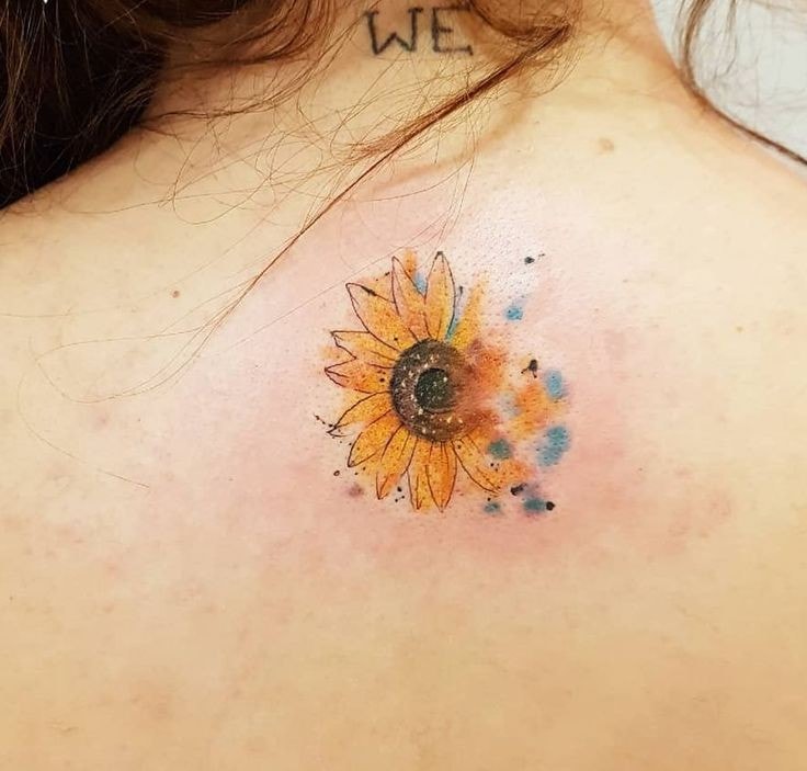 Sonnenblumen-Tattoo unter dem Hals