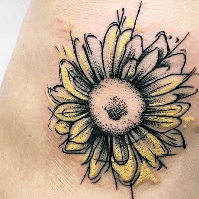 tatuagem de girassol em amarelo