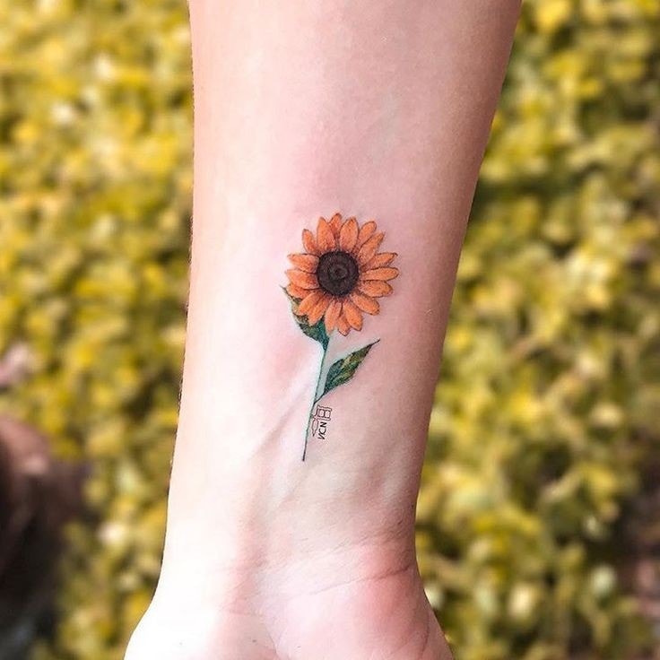 Kleines Sonnenblumen-Tattoo am Handgelenk