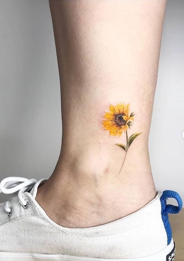 Kleines Sonnenblumen-Tattoo auf der Wade 4 2