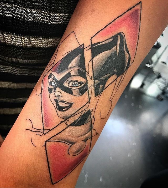 Tatuaje de Harley Quinn con 3 rombos en brazo
