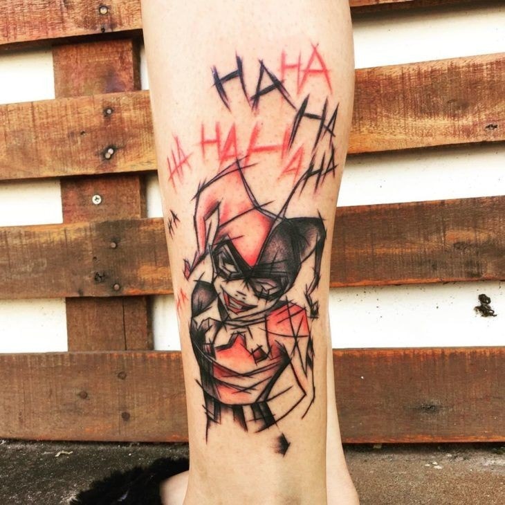 Tatuaje de Harley Quinn con inscripciones de Risa HA HA HA HA 16