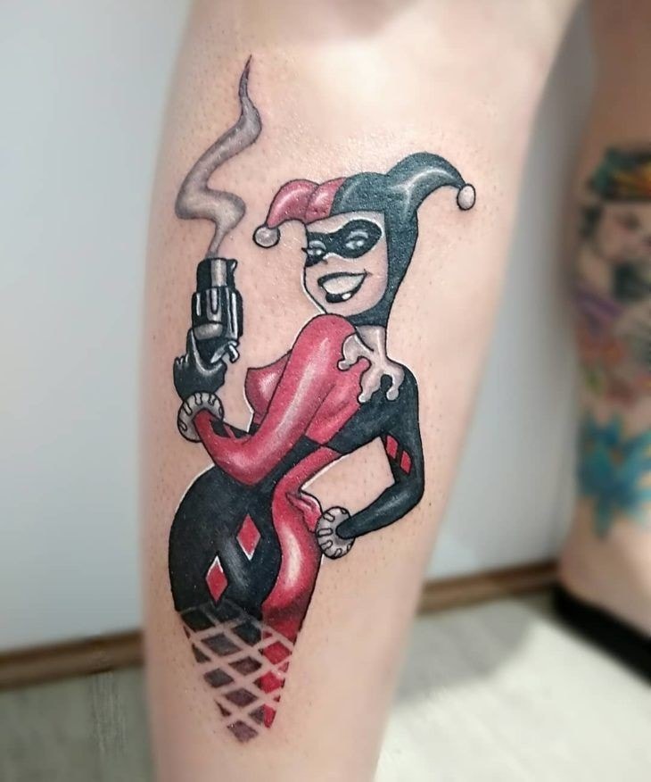Tatuaje de Harley Quinn con traje negro y rojo