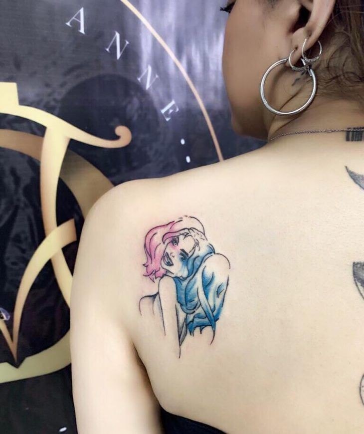 Tatuaje de Harley Quinn pequeno en el omoplato