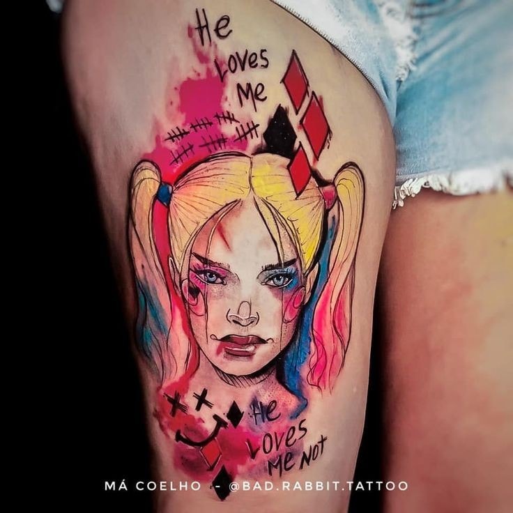 Tatuaje de Harley Quinn realistico con inscripciones de He Loves Me He Loves Me Not 19