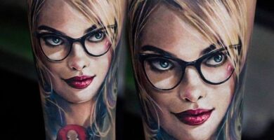 Tatuaje de Harley Quinn realistico con lentes anteojos 28