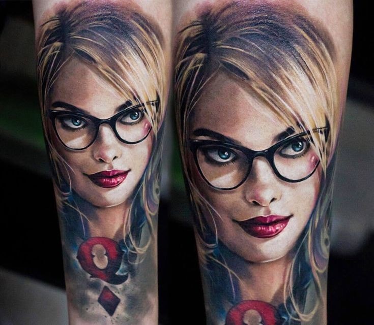 Tatuaje de Harley Quinn realistico con lentes anteojos 28