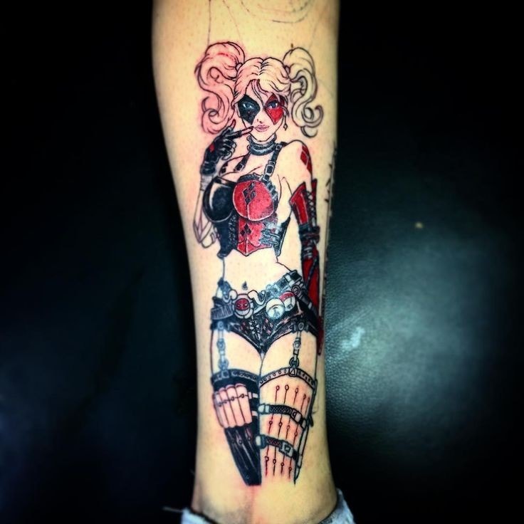 Tatuaje de Harley Quinn vestida con ligas