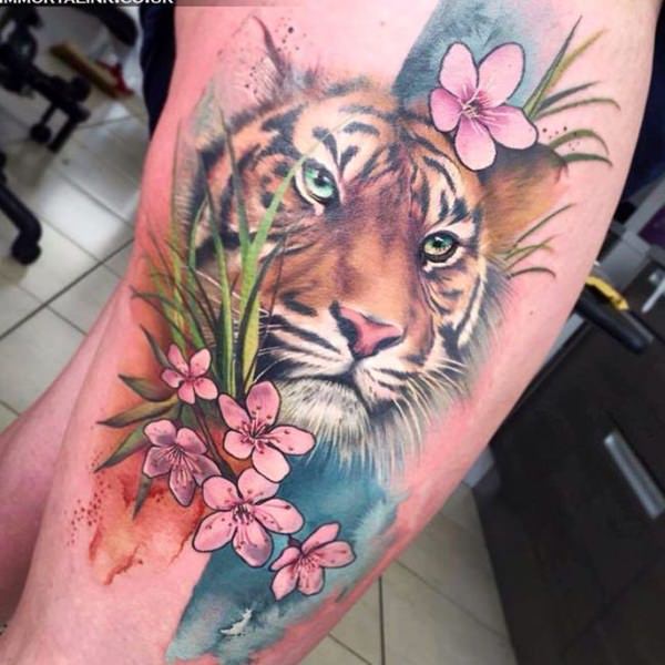 Tatuaje de Leon Tigre y flores rosas