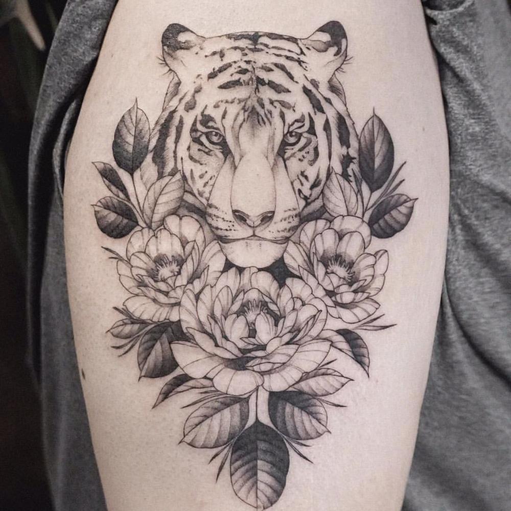 Tatuaje de Leon con flores y follage