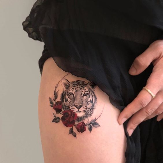 Tatuaje de Leon y rosas