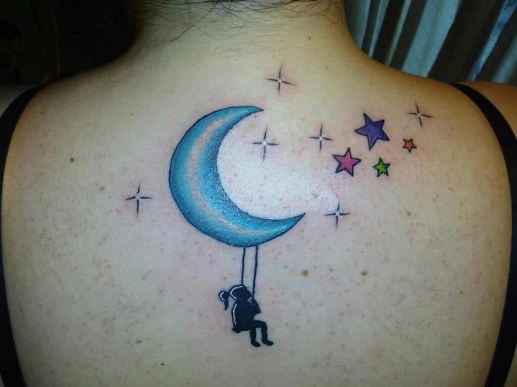 Rede de lua azul e tatuagem de estrelas coloridas