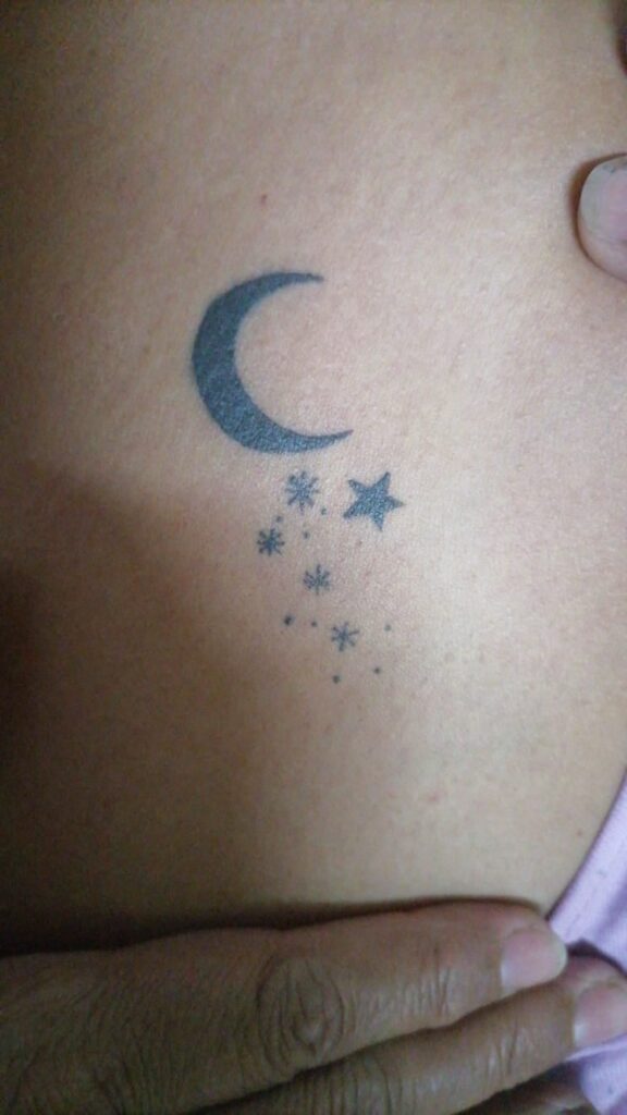 Lua com tatuagem de estrelas
