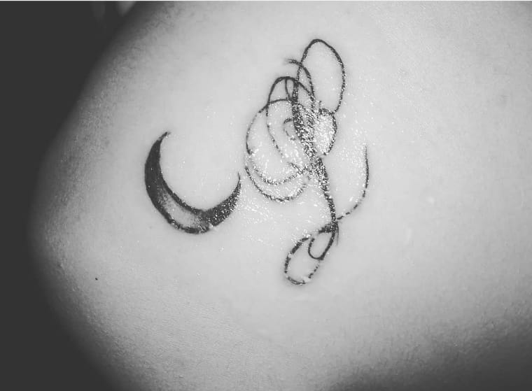 Tatuaje de Luna con letra L