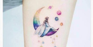 Tatuaje de Luna con mujer sentada a full color y astros